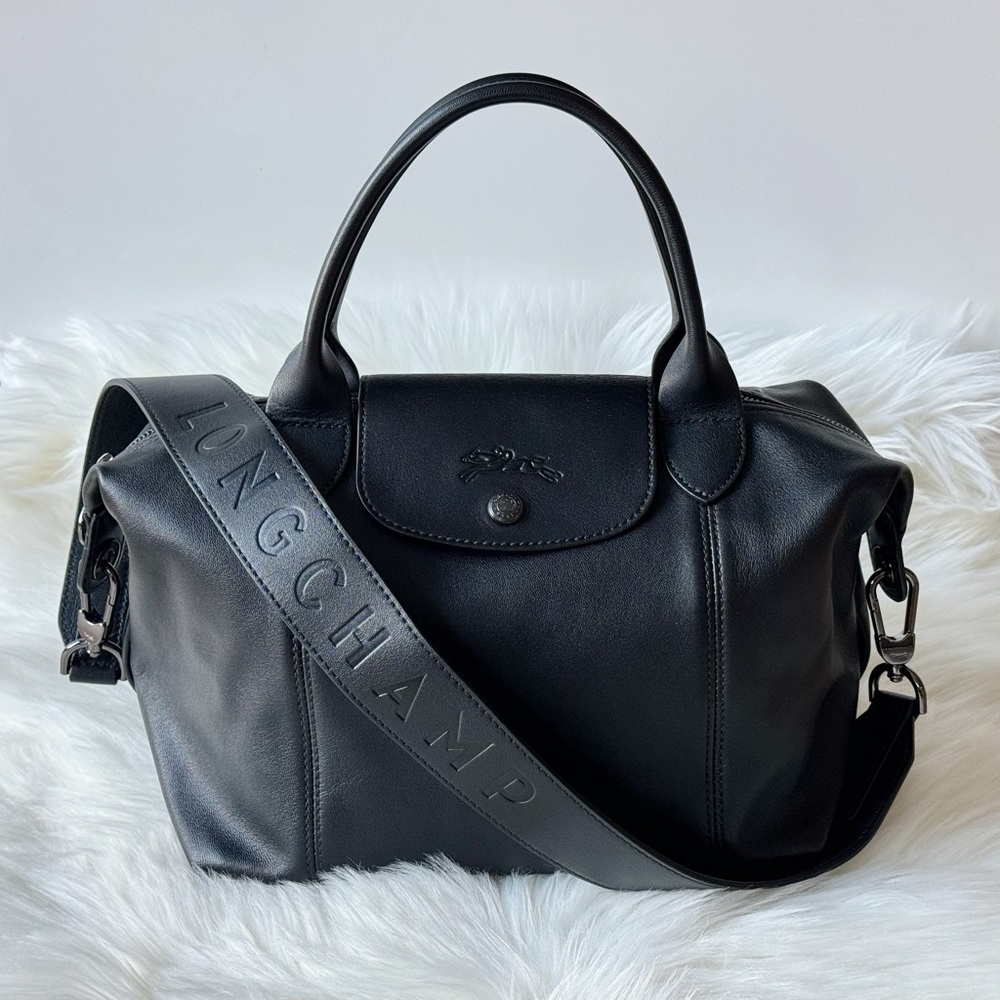 Le Pliage Cuir Small Leather Shoulder Bag in Black